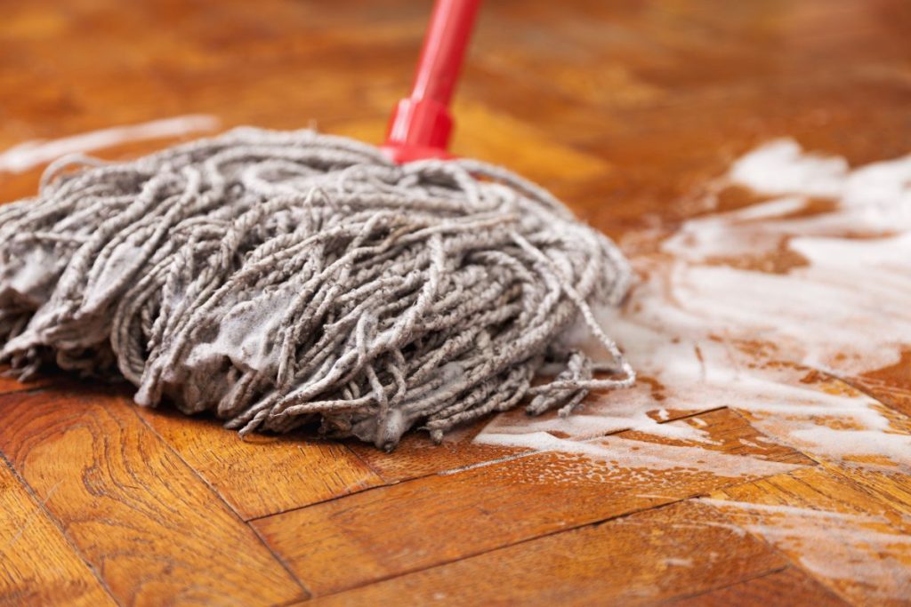 Limpeza de Piso de Madeira